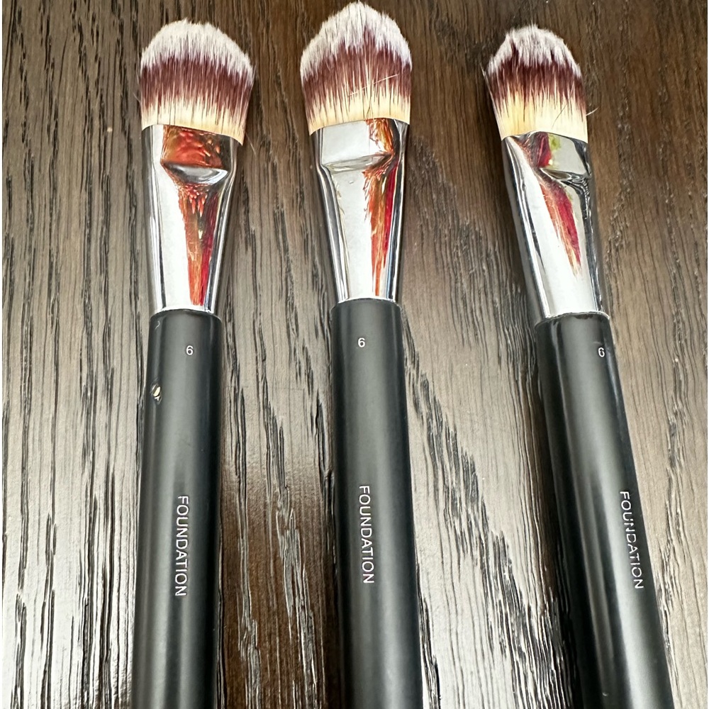 Chanel Makeup Brushes Foundation No 6 . - Picture 3 of 4